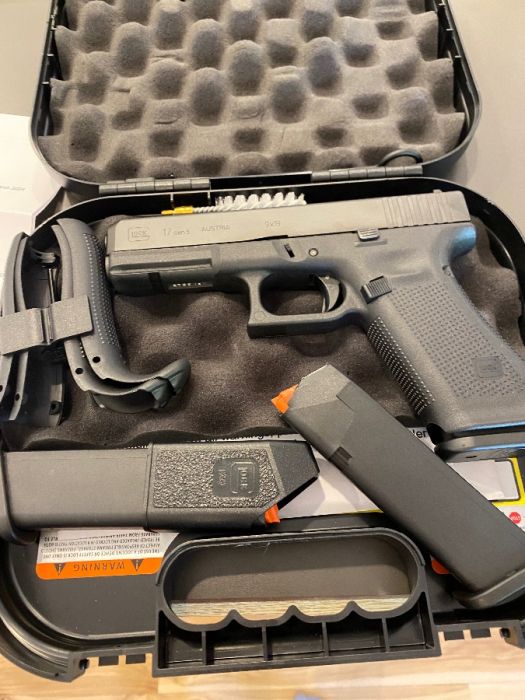 Glock 17 Gen 5 3 17rds mags $500 like new