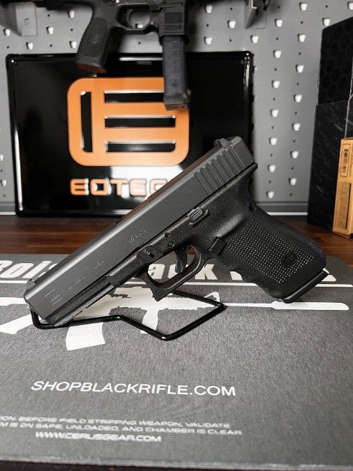 Nice used Glock 21 Gen 4 3 mags and case 