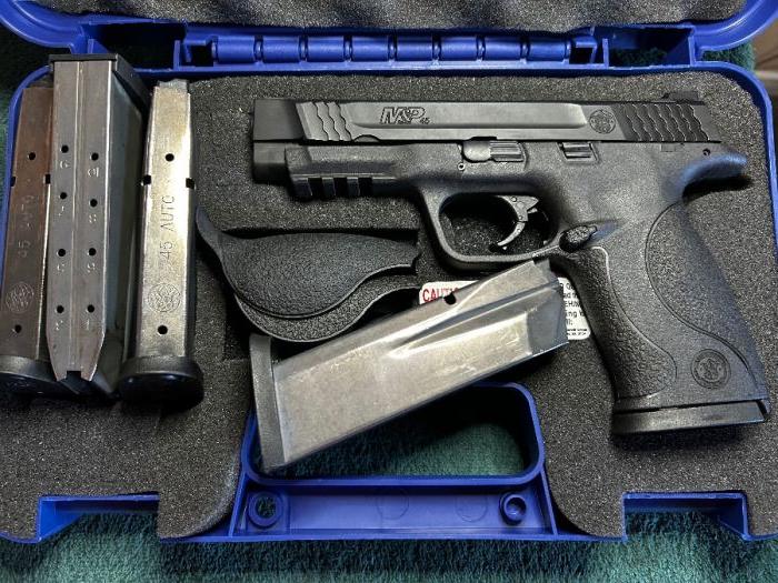 M&amp;P 45 w/5 magazines 