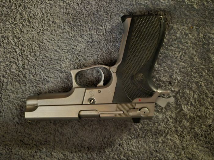 S&amp;W MODEL 5906 9MM