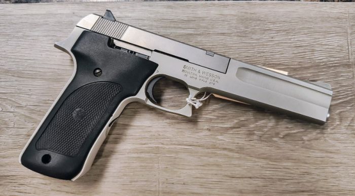 STAINLESS SMITH&amp;WESSON MODEL 622 22 LR