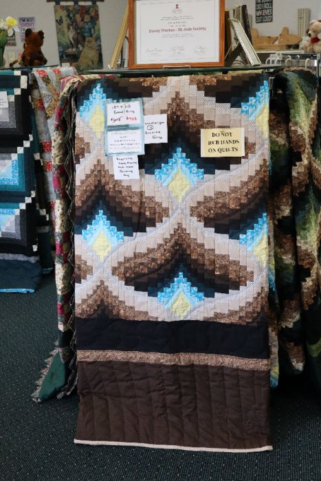 AUTHENTIC HANDMADE AMISH  QUILT FROM WISCONSIN