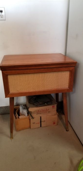 ANTIQUE SEWING MACHINE/TABLE ONLY $125