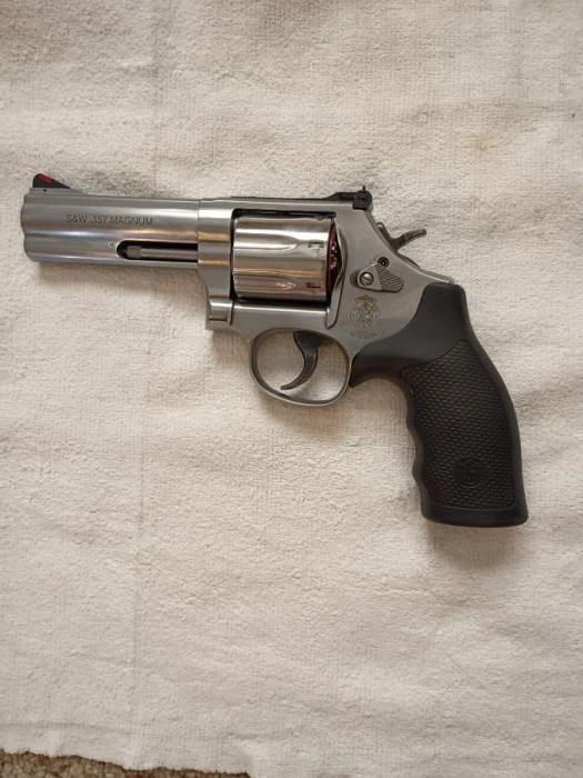 SMITH AND WESSON 686 PLUS  .357 MAGNUM REVOLVER