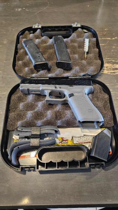 Glock 17 Gen 5 - Good Condition with Extras