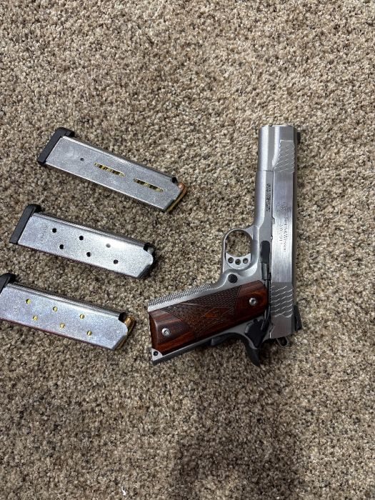 Smith &amp; Wesson 1911 45 cal