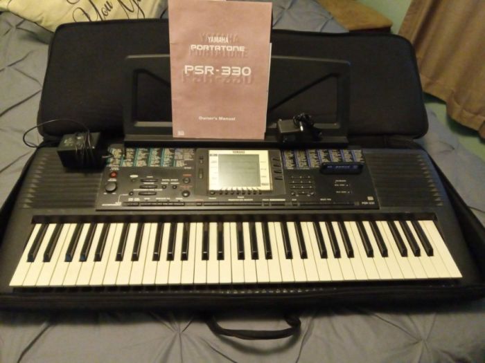 Yamaha PSR 330 Keyboard, with carrying bag 