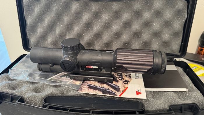 Trijicon VCOG 1-6 segmented circle 223 reticle bdc
