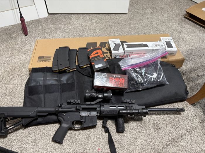 Smith and Wesson AR-15 with Extra&#039;s