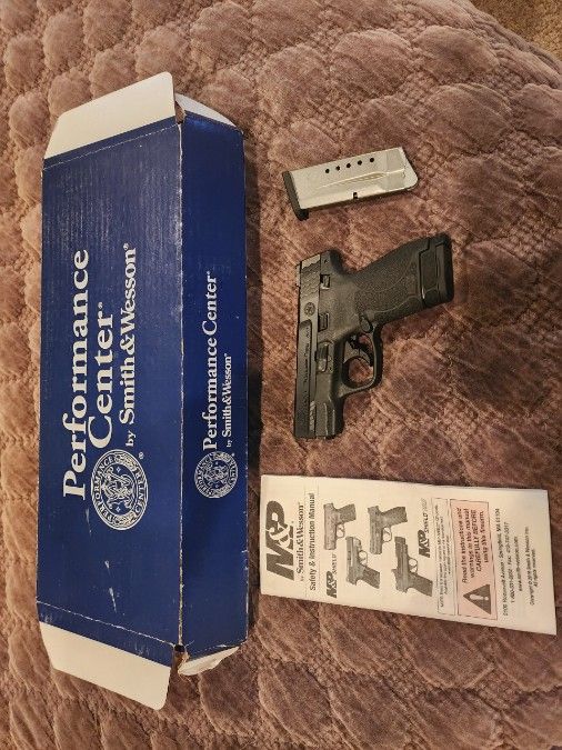 Smith &amp; Wesson M&amp;P Shield M2.0 9mm hand gun