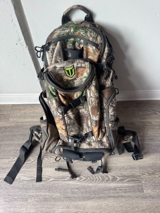 Hunting Backpack has gunholder rain cover and stee