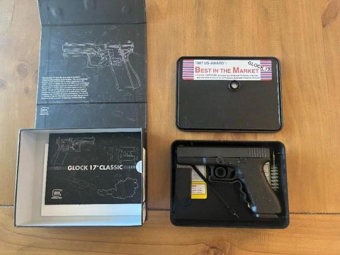 Gen 1 Glock 17 Like New with Box and Manual